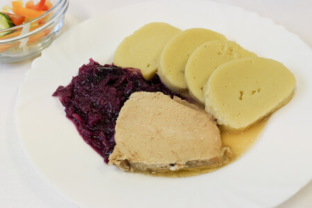Vepřová pečeně, bramborový knedlík, červené zelí