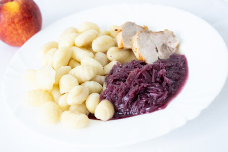 Vepřové maso na česneku, bramborové noky, červené zelí