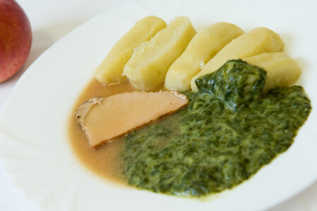 Vepřové maso, špenát, bramborové válečky