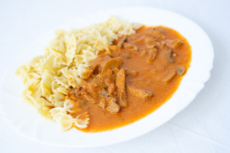 Vepřové nudličky stroganov, těstoviny