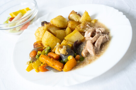 Vepřové nudličky ve vlastní šťávě, baby zelenina, opečený brambor
