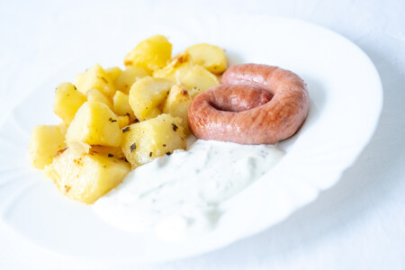 Vinná klobása, opečený brambor, bylinkový dip